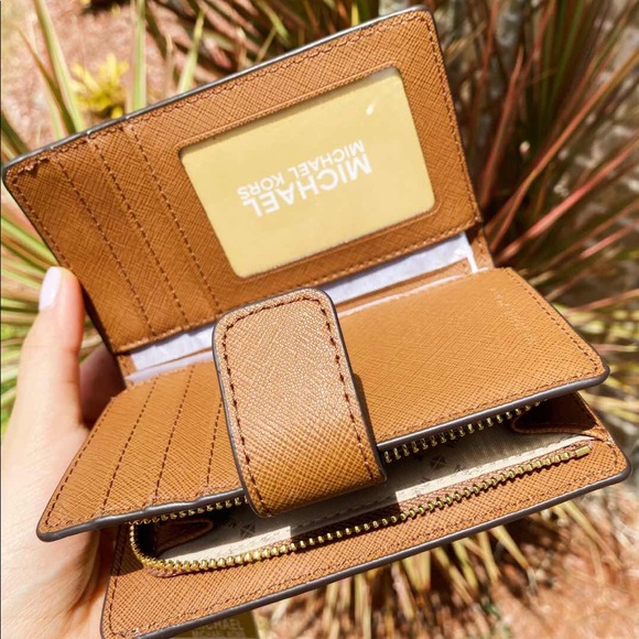 Gaby’sBags👜👛-NWT Michael Kors Bifold Wallet - Picture 8 of 8